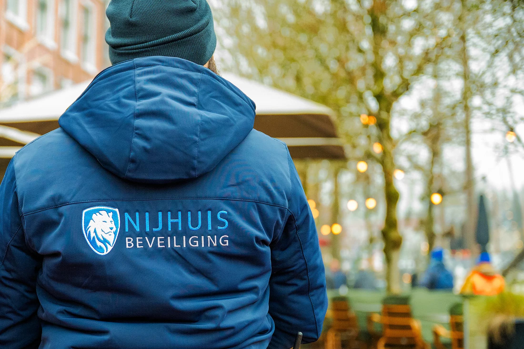 Beveiliger van Nijhuis Beveiliging in de avond bij een horecagelegenheid