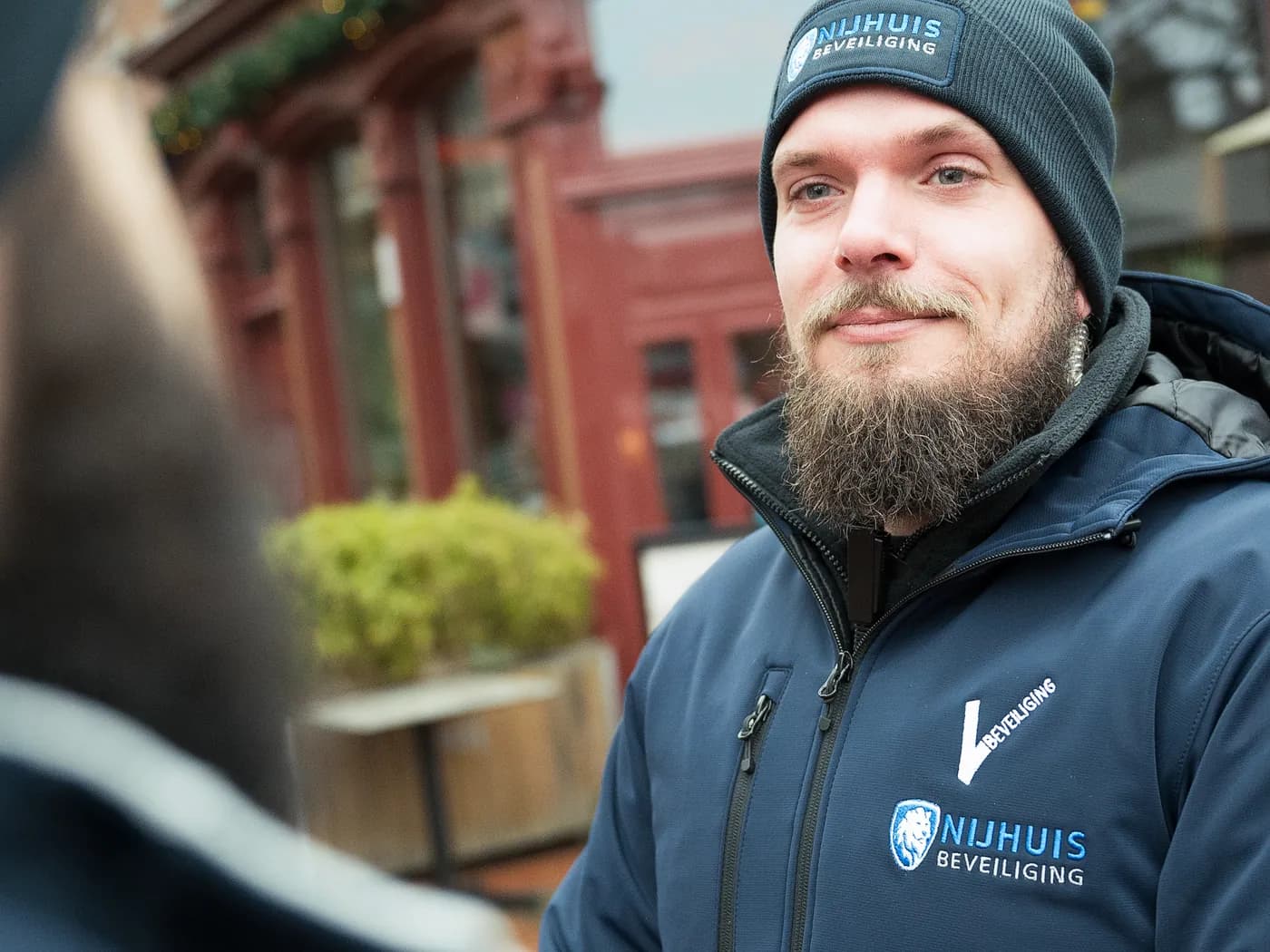 Beveiliger van Nijhuis Beveiliging in gesprek in het centrum