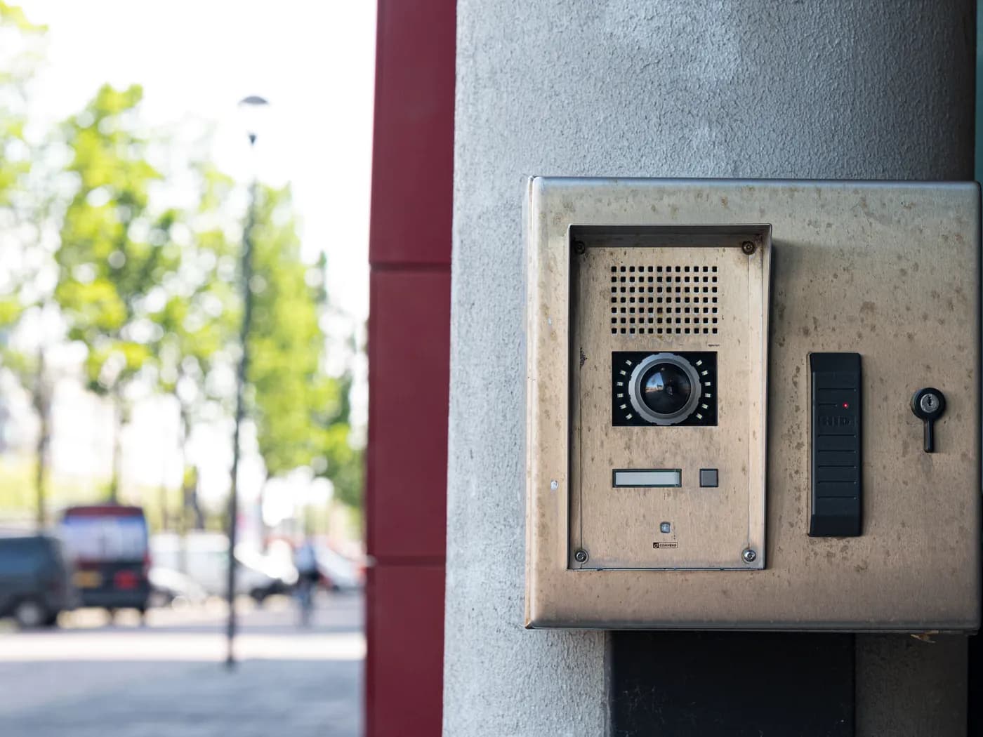 Intercom met camera bij de ingang van een gebouw
