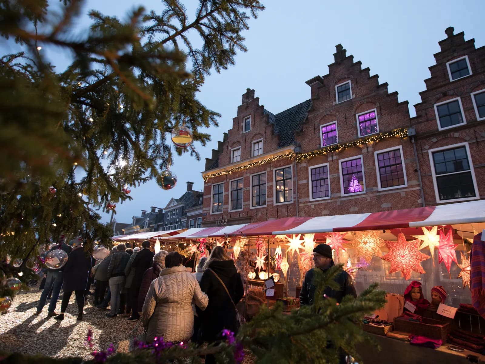 Bezoekers tussen de kramen van een kerstmarkt