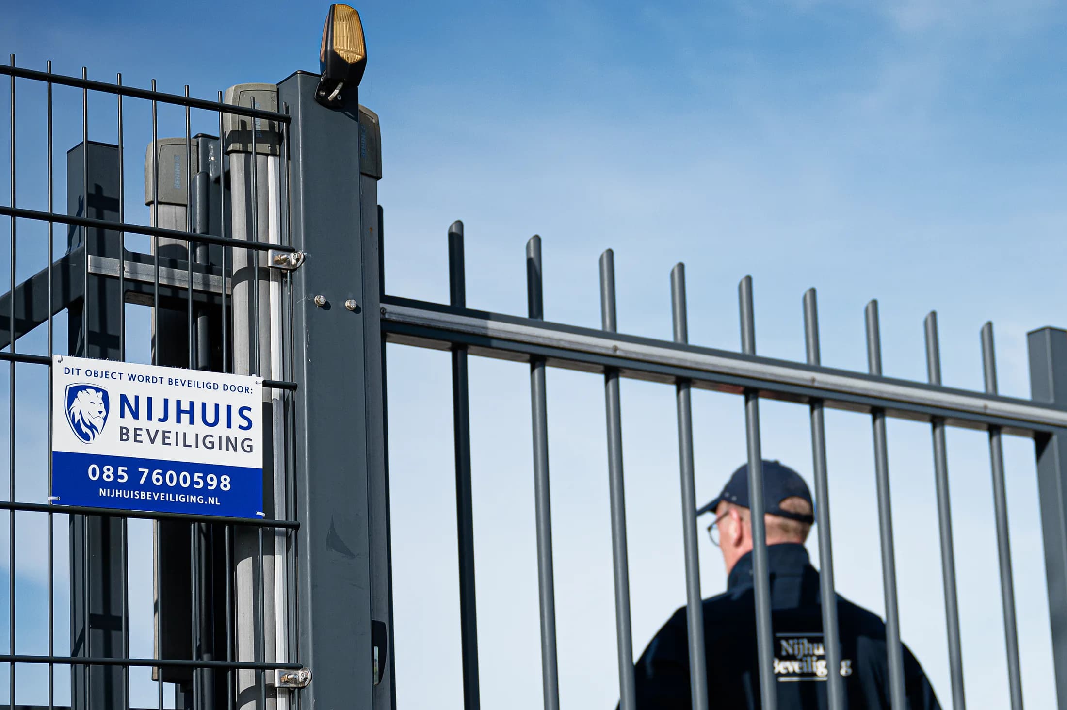 Beveiliger van Nijhuis Beveiliging op een bedrijfsterrein