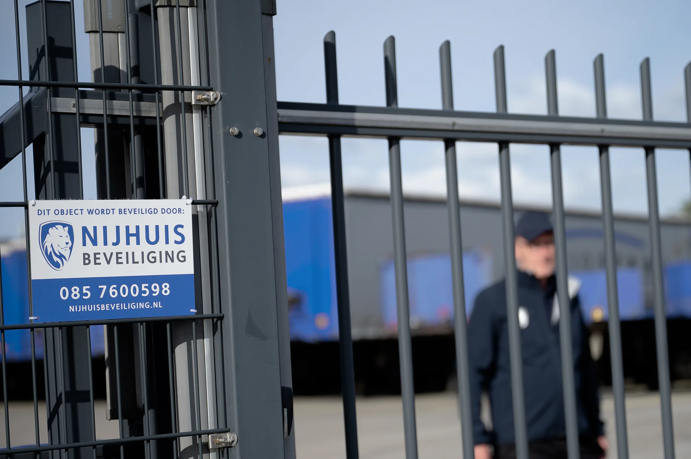 Beveiliger van Nijhuis Beveiliging bij de toegangscontrole van een terrein
