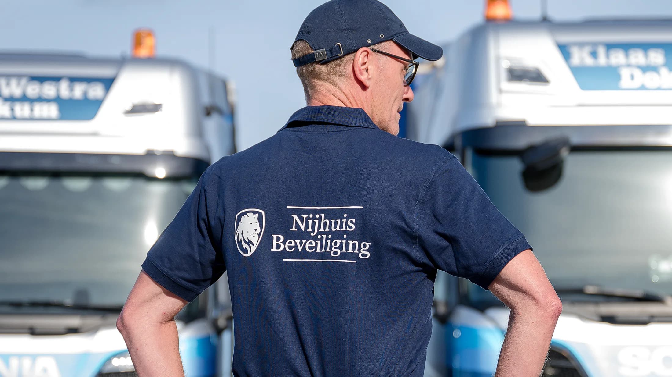 Beveiliger van Nijhuis Beveiliging tussen vrachtwagens