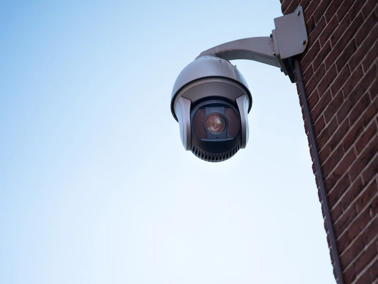 Camera aan de gevel van een bakstenen gebouw