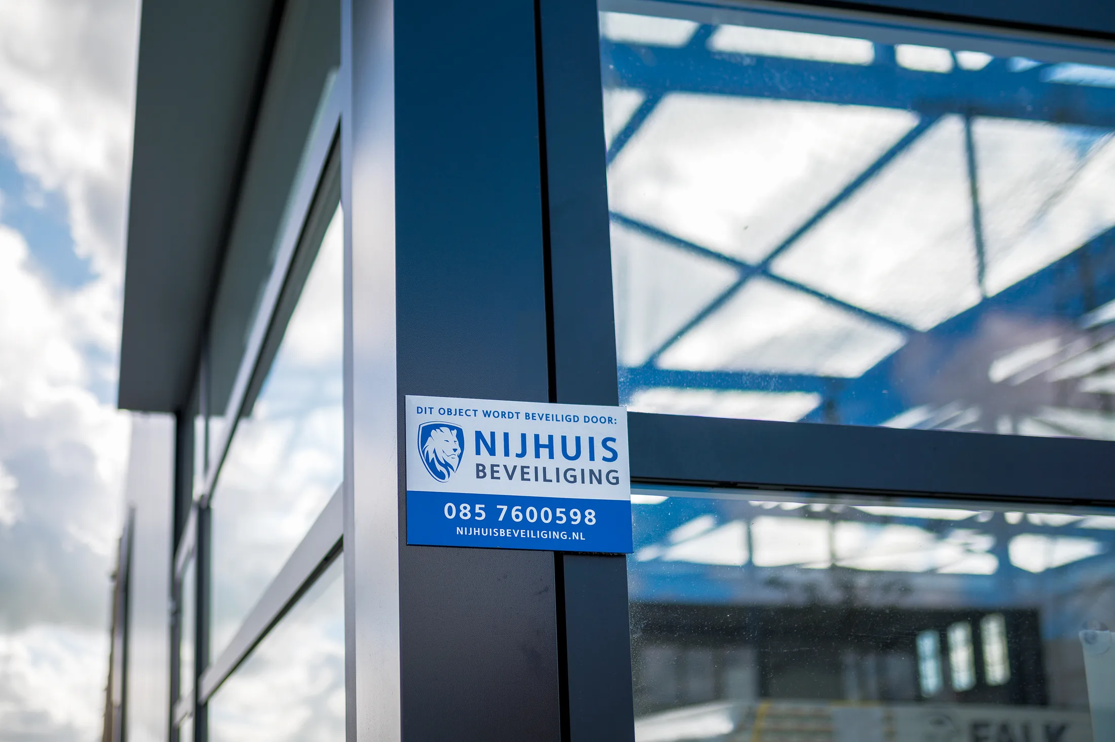 Bord van Nijhuis Beveiliging bij een bouwplaats
