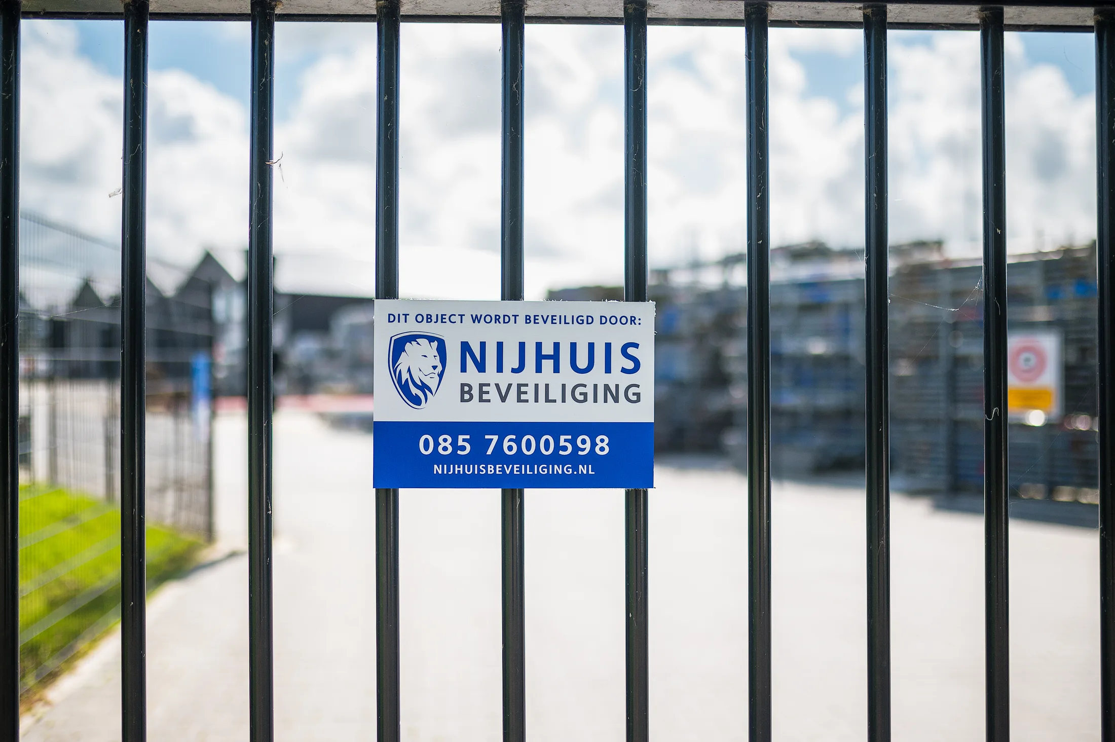 Bord van Nijhuis Beveiliging bij een kantoorpand