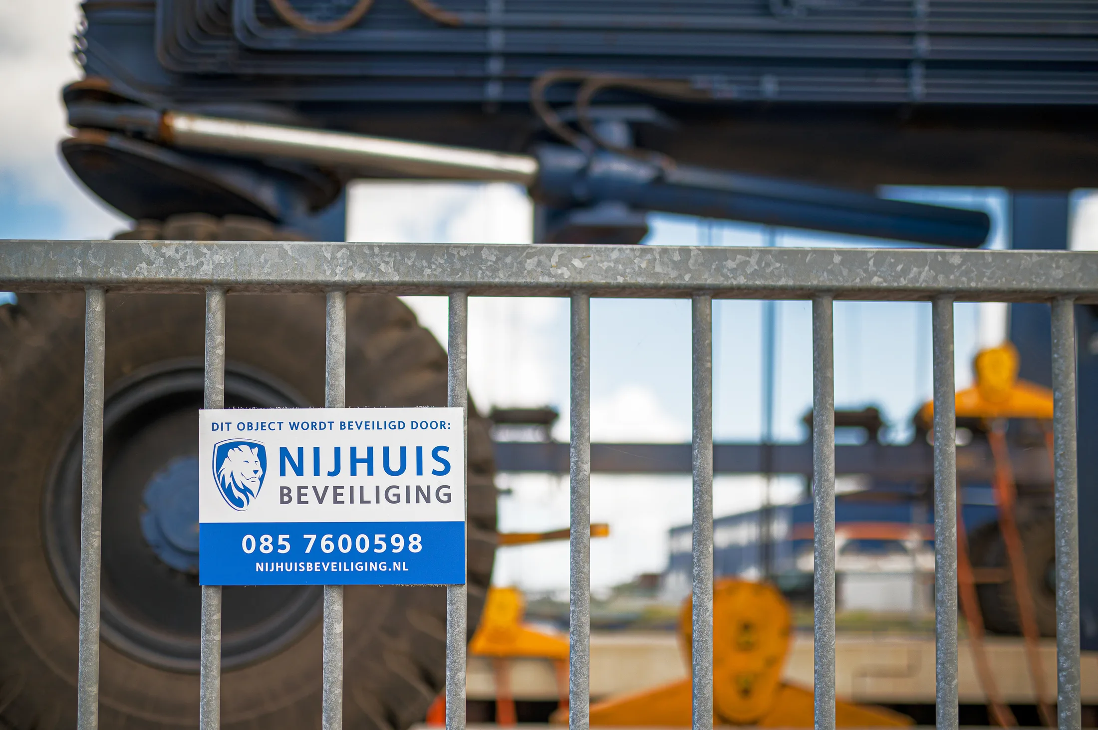 Bord van Nijhuis Beveiliging bij een bedrijfspand
